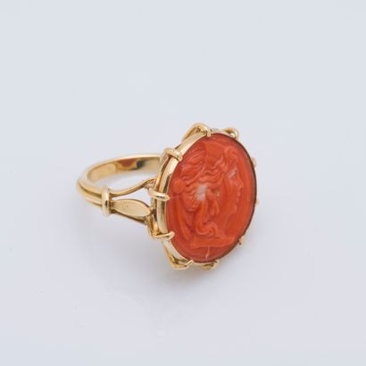 null Bague en or jaune 18 carats (750 ‰) ornée d'un camée sur intaille sur corail...