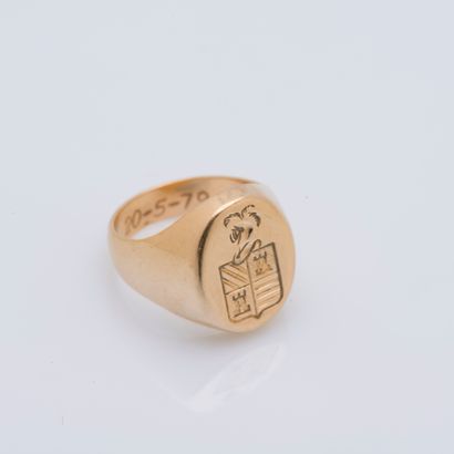 null 18K yellow gold (750 ‰) signet ring engraved with a shield "quartered in 1 three...