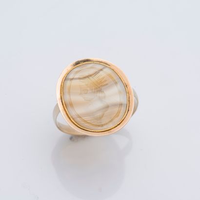 null Bague en or jaune 18 carats (750 ‰) ornée d'une intaille sur agate blonde, figurant...