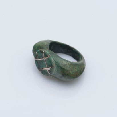 null Bronze ring decorated with a disc in relief with crosses of silver wire (925...