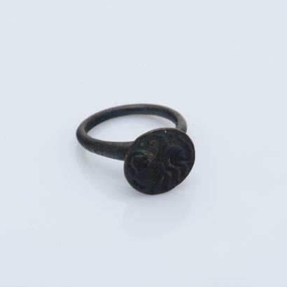 null Ring in bronze, the round bezel engraved with a fantastic animal.

Size of finger...