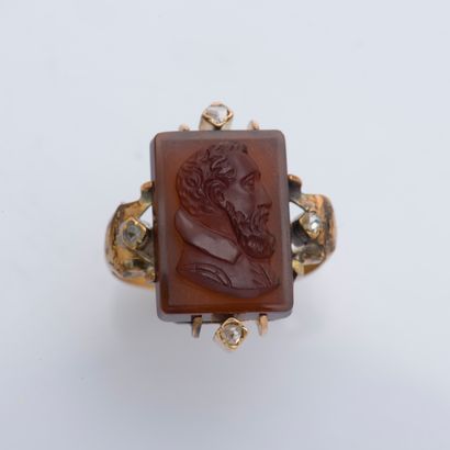 null An 18-karat (750 ‰) yellow gold ring adorned with a cameo on carnelian featuring...