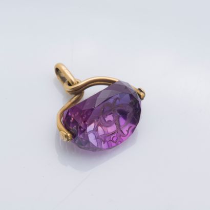 null Pendant-Cachet in 18K yellow gold (750 ‰) holding a faceted amethyst engraved...