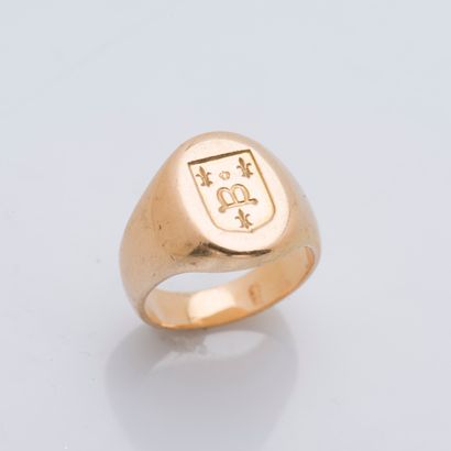 null Chevalière in 18K yellow gold (750 ‰) engraved with three fleur-de-lis.

Finger...