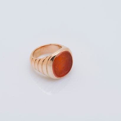 null Chevalière in 18K yellow gold (750 ‰) adorned with an intaglio on carnelian...