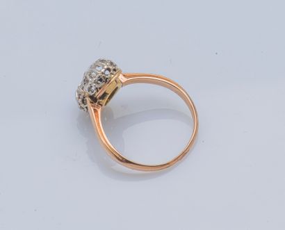 null Bague en or rose 18 carats (750 ‰) et platine (950 ‰) ornée de deux diamants...