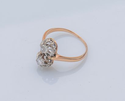 null Bague en or rose 18 carats (750 ‰) et platine (950 ‰) ornée de deux diamants...