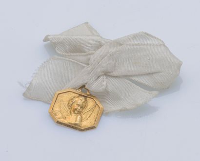 null Médaille de baptème en or jaune 18 carats (750 ‰) de forme rectangulaire à pans...