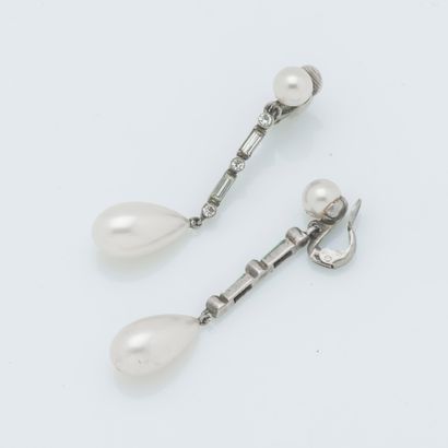 null Paire de pendants d’oreilles en argent (925 ‰) sertis d’une perle bouton et...