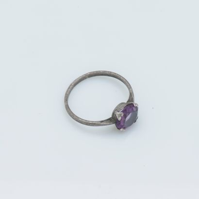 null Bague en argent (800 ‰) ornée d’une améthyste ronde. Travail français, poinçon...