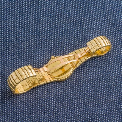 PIAGET Bracelet montre de femme modèle Tanagra en or jaune 18 carats (750 ‰), boîtier...