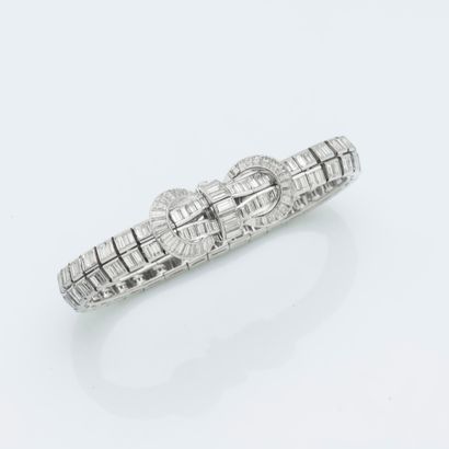 null Bracelet ruban en platine (950 ‰) et or gris 18 carats (750 ‰) formant une double...
