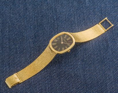 AUDEMARS PIGUET, vers 1970 Bracelet montre, boîtier ovale en or jaune 18 carats (750...