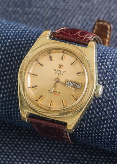 TISSOT Montre PR516 des années 1970, le boîtier de forme tonneau en métal doré à...