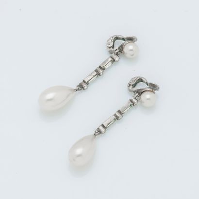 null Paire de pendants d’oreilles en argent (925 ‰) sertis d’une perle bouton et...
