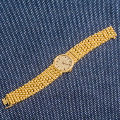 PIAGET Bracelet montre de dame en or jaune 18 carats (750 ‰). Le boîtier rond extra-plat...