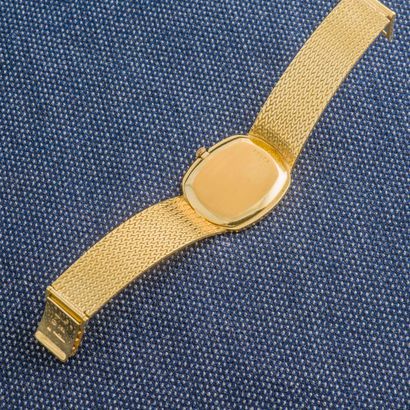 AUDEMARS PIGUET, vers 1970 Bracelet montre, boîtier ovale en or jaune 18 carats (750...