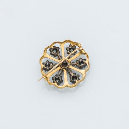 null Broche rosace en or jaune 18 carats (750 ‰) et argent (800 ‰) sertie de diamants...