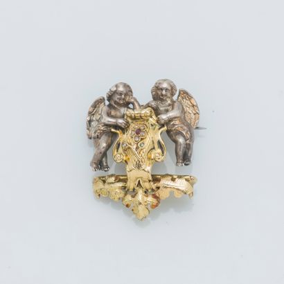 null Broche en or jaune 18 carats (750 ‰) et argent (925 ‰) figurant deux anges portant...