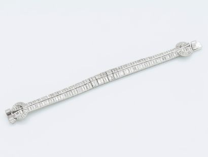 null Bracelet ruban en platine (950 ‰) et or gris 18 carats (750 ‰) formant une double...
