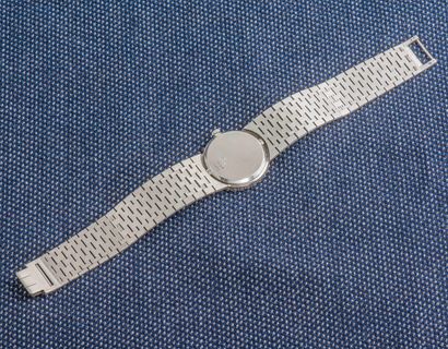 PIAGET VERS 1960 Bracelet montre de dame en or gris 18 carats (750 ‰). Boîtier rond...