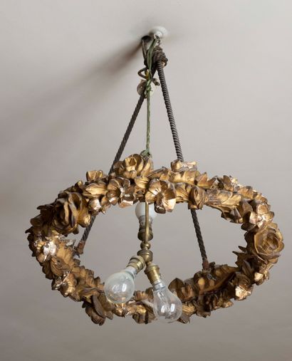 null Suspension en bois et stuc doré à trois lumières figurant une couronne de fleurs

XIXème...