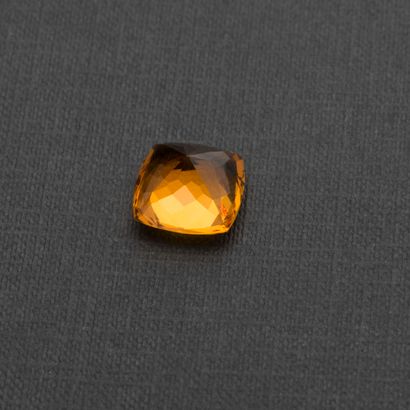 null Citrine Madère de taille coussin sur papier calibrant 15 x 15 mm environ et...