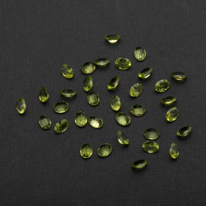 null Lot de péridots ovales sur papier, calibrant 8 x 6 mm soit 1 carat chacun environ.

Poids...