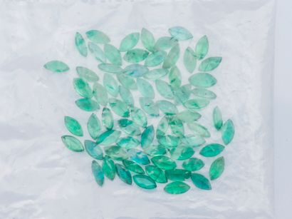 null Lot of emeralds navette on calibrating paper of 6 x 3 mm or about 0.2 carat...
