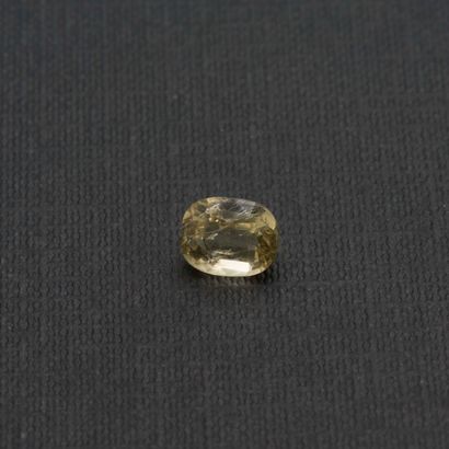 null Apatite taillée en coussin sur papier de couleur jaune pesant 2,6 carats en...