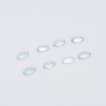 null Lot of 8 oval aquamarines on paper, size 13 x 7 mm each.

Gross weight : 20...