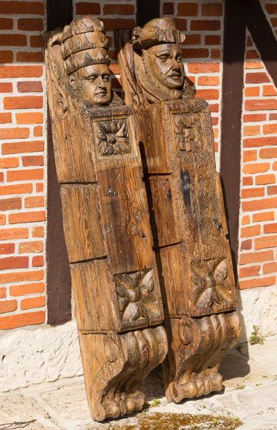 France, XVIIIème siècle Deux piliers en bois sculpté orné d’une tête de pape et d’une...