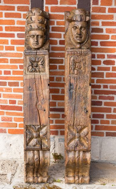 France, XVIIIème siècle Deux piliers en bois sculpté orné d’une tête de pape et d’une...