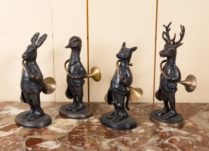 null Ensemble de quatre bronzes figurant des animaux en tenues de veneurs

H. 24...