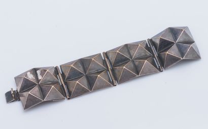 null Bracelet formed of metal plate articulated with diamond pattern.

Wrist size:...