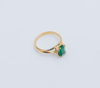 null 18K (750 ‰) yellow gold ring adorned with a rectangular synthetic emerald with...