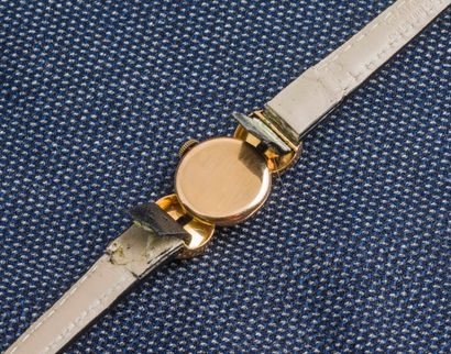 null Ladies' watch of the 1940s, the round 18K yellow gold (750 ‰) case with a large...
