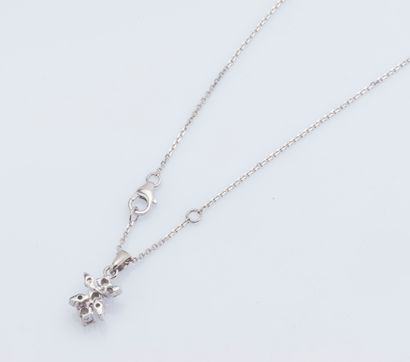 null 18K (750 ‰) white gold chain and pendant drawing a flower set with seven brilliant-cut...