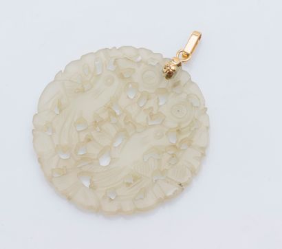 null Important pendentif composé d'une plaque ronde de jade blanc ajourée à décor...