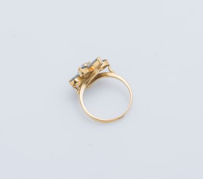 null Flower ring in yellow gold 18 carats (750 thousandths) set with a round white...