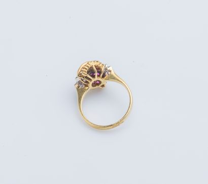 null Bague en or jaune 18 carats (750 millièmes) le chaton dessinant une volute sertie...