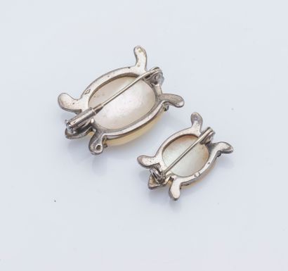 null Lot of two silver turtle brooches (925 ‰) the shells set with mother-of-pearl...