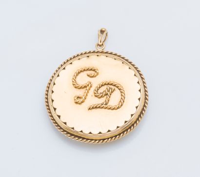 null Important pendentif rond en or jaune 18 carats (750 ‰) chiffré G.D. et bordé...