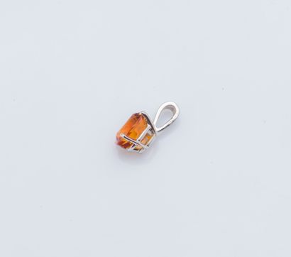 null 18K (750 ‰) white gold pendant adorned with an oval Madeira citrine calibrating...