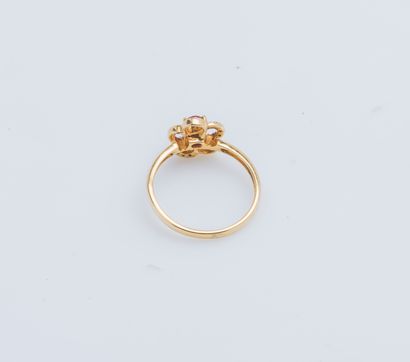 null Ring flower in yellow gold 18 carats (750 thousandths) set with an oval ruby...