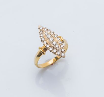 null Bague marquise en or jaune 18 carats (750 ‰) sertie de diamants taillés en brillant.

Taille...