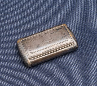 null Silver snuffbox (950 ‰) of rectangular form, the lid hinged, chased with a semi...