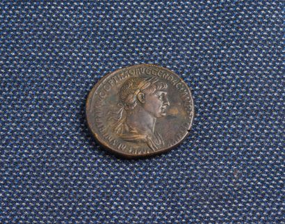 null Rome. Trajan (98-117) Sesterce en bronze. A/ Trajan tête laurée R/ La Paix debout...