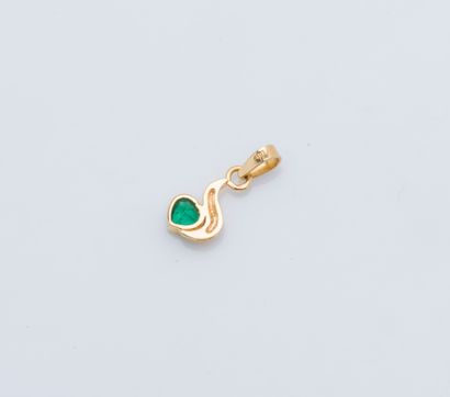 null 18K yellow gold pendant (750 ‰) set with a heart-cut emerald.

Height : 2,2...