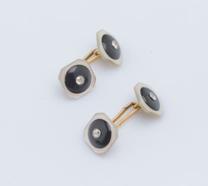 null Pair of cufflinks in 18K yellow gold (750 thousandths) decorated with mother-of-pearl...